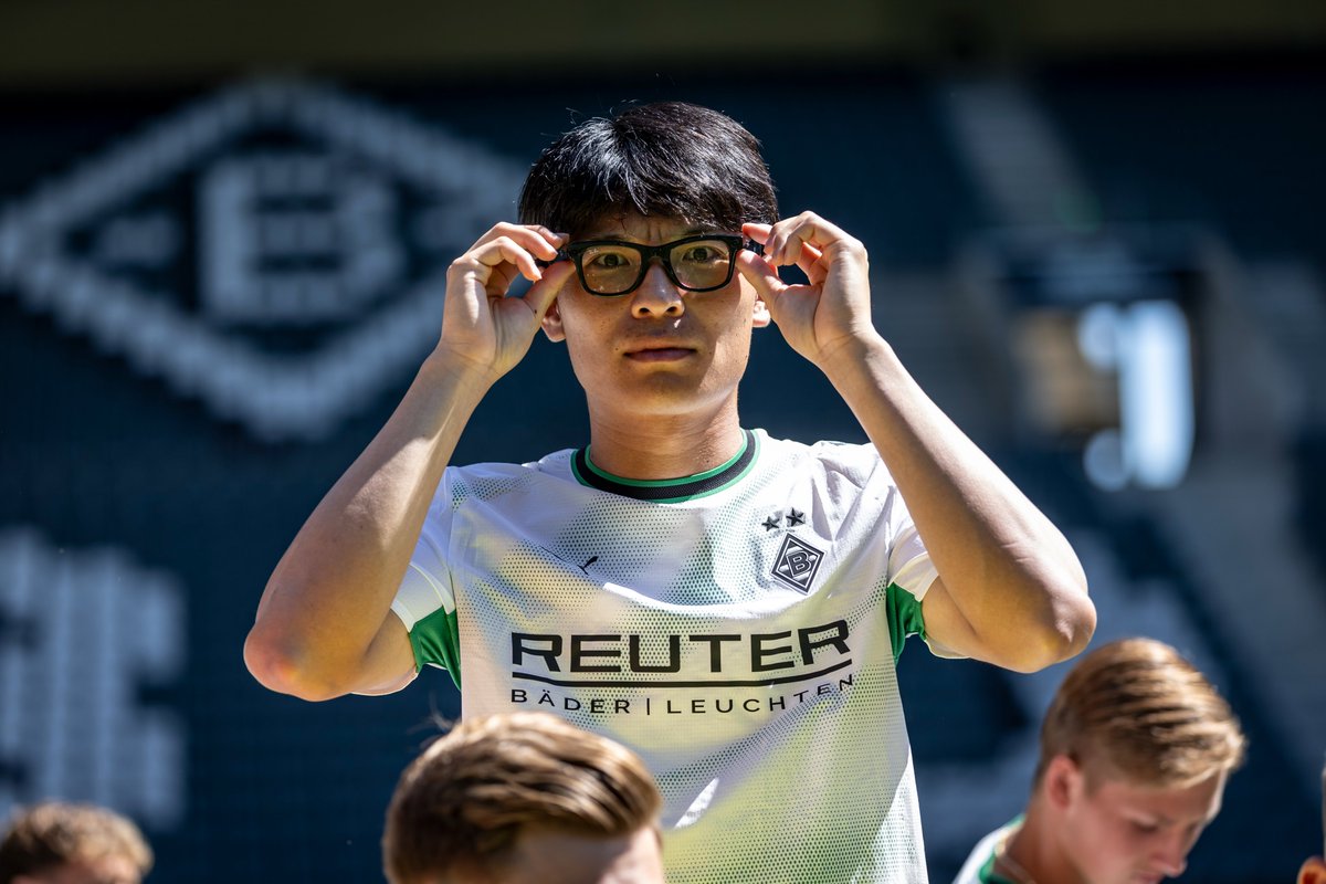 borussia_jp's tweet photo. 撮影直前、見知らぬインテリスタッフが紛れ込んでいました👓🔍

#ボルシアMG #町野修斗 https://t.co/oCnUVcwkn6