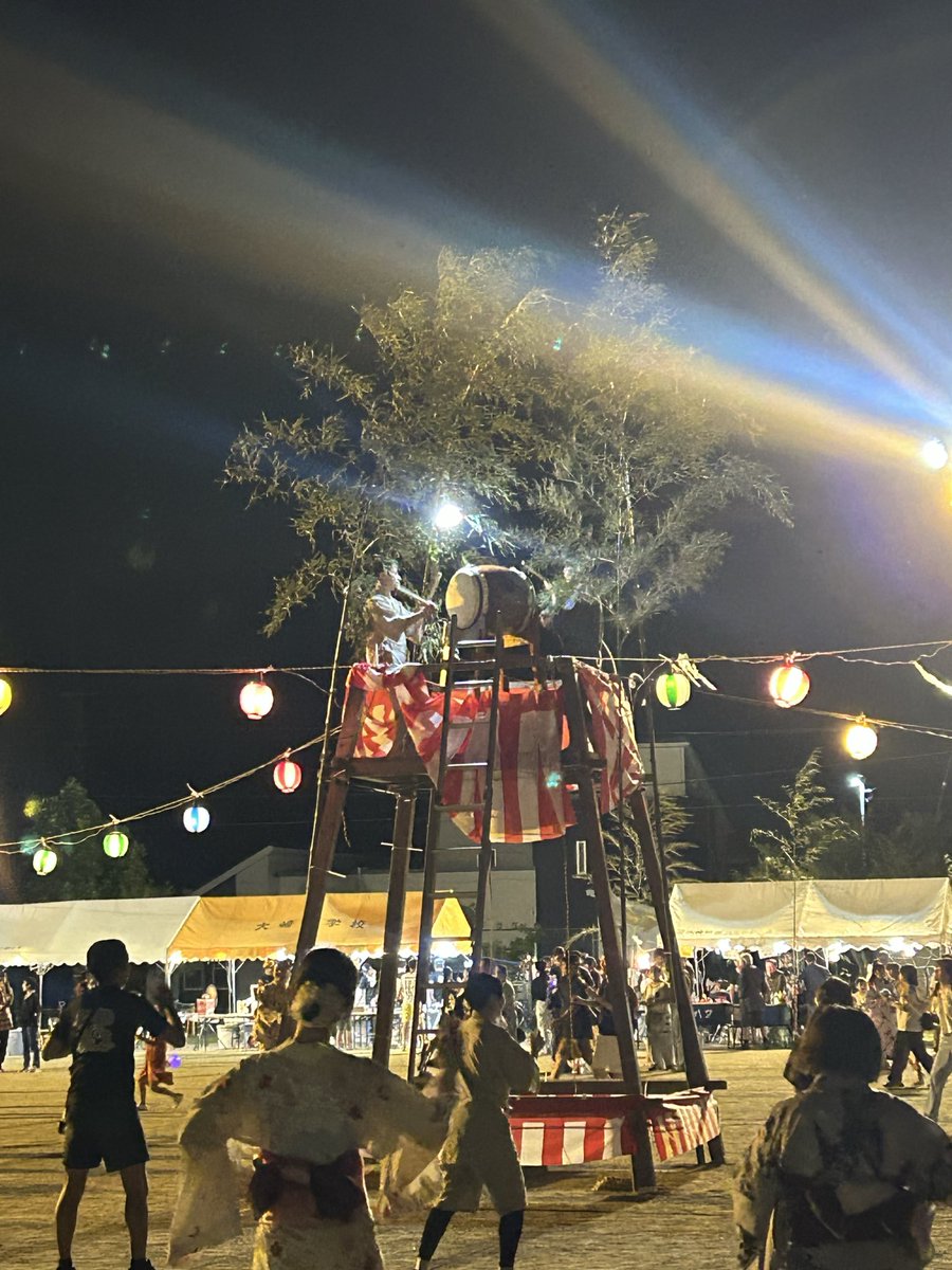 sakayanagi_hiro's tweet photo. 昨日(8/13)は、地元の盆踊り大会にお邪魔しました。一ヶ所は、天候を考慮しての学校体育館を会場に､空調設備が完備されて快適に。
もう一ヶ所は､例年通りに運動場にて開催。
どちらも大変賑わっており夏休みの思い出の一日になったと思います。
そして､猛暑の中､準備された関係者の皆さまに感謝。 https://t.co/TTRvK0qrlT