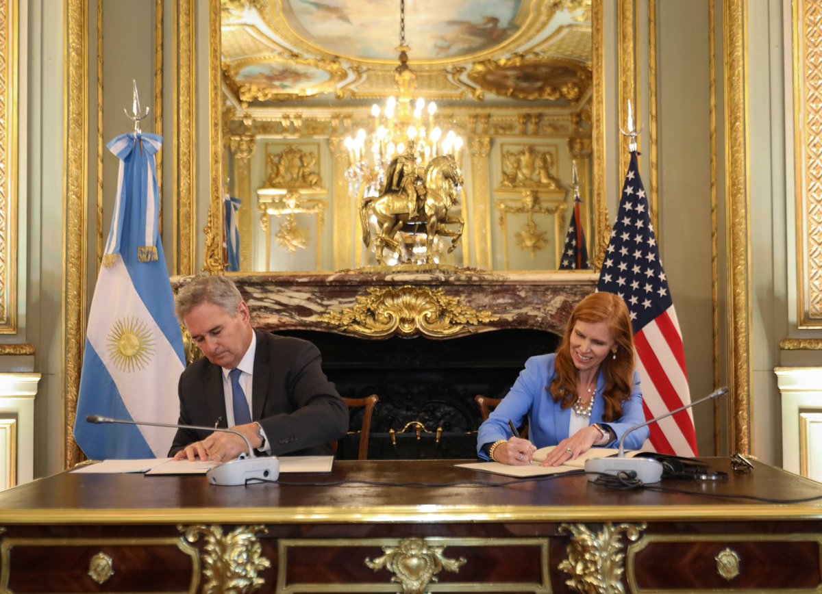 pabloquirno's tweet photo. La Argentina formalizó su adhesión a la Declaración del Consenso de Ginebra.

La Declaración reafirma la protección de la vida humana y a la familia como elemento natural y fundamental de la sociedad.

Nos incorporamos a esta coalición para aportar liderazgo, capacidad diplomática y proyección regional a una agenda fundada en la dignidad humana y la soberanía de las naciones.

Este acto confirma el rumbo que trazó el Presidente @JMilei: la vida, la libertad, la propiedad privada y el imperio de la Ley orientan las decisiones de este Gobierno.