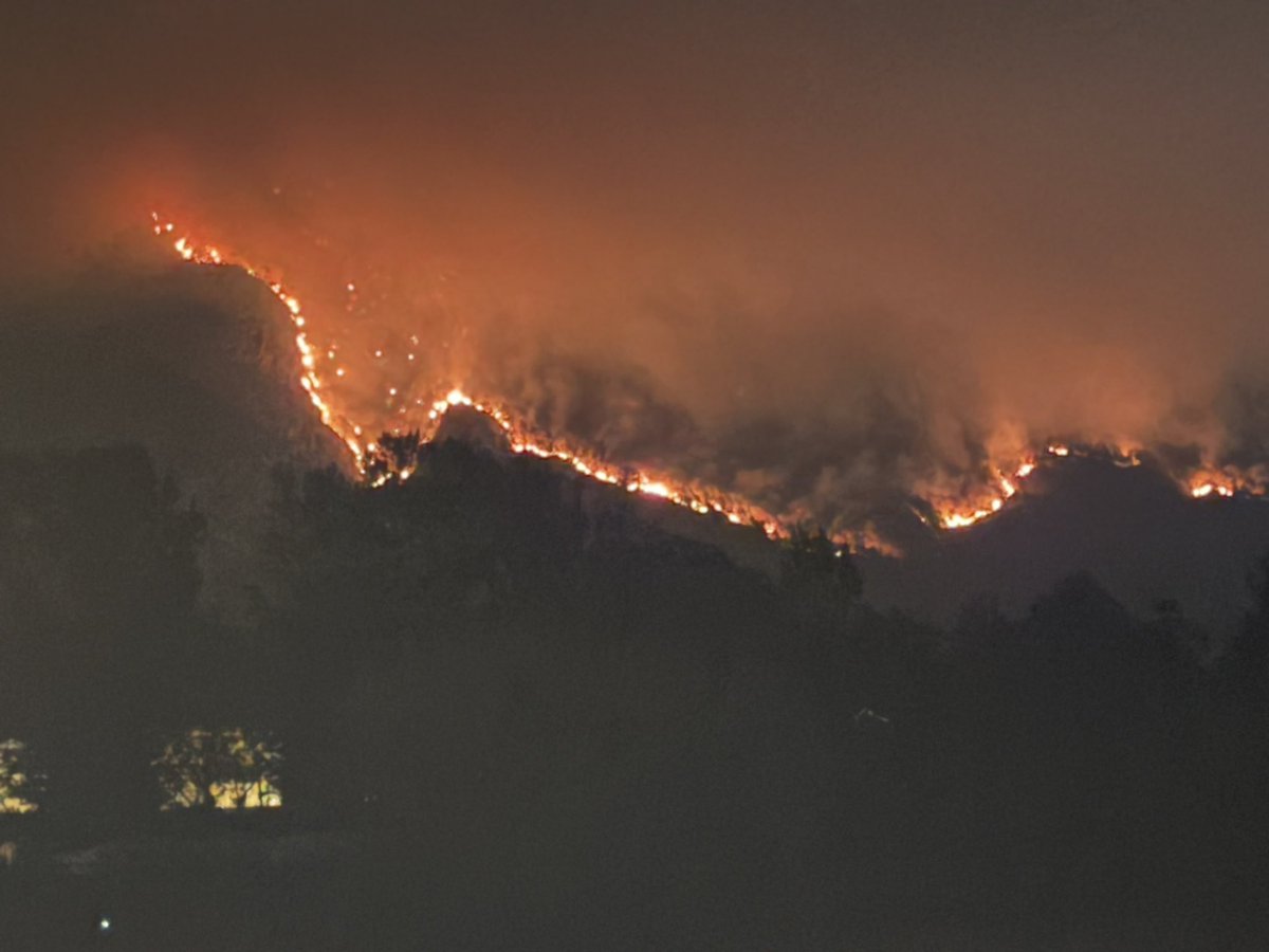 chrisbetski's tweet photo. Bosbrand bedreigt dorpje #Amaro. Vuur brandt nog hevig op de berg bij #Cavazzo en #Amaro in de Friuli regio vlakbij #Tolmezzo @RaiUno @RaiUnoTV @Italia #Italia https://t.co/v7OAeiXJgX