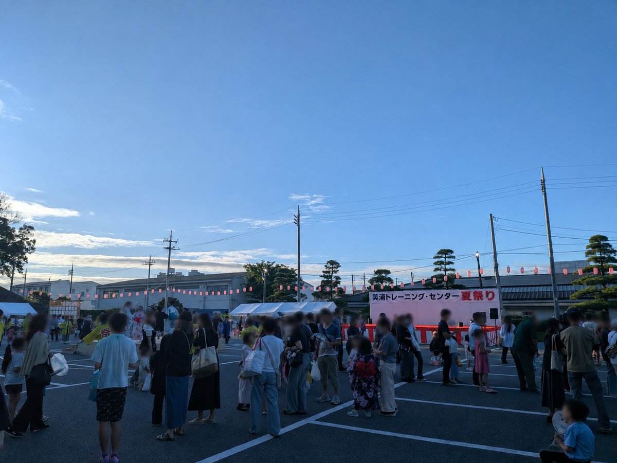 miho_okoshi's tweet photo. 地域おこし協力隊の藤田です！
先日は美浦トレーニングセンターの夏祭りがありました！🏮👘✨
私は初めての参加でしたがとてもひとが沢山集まり気候もそこまで暑くは無い夜でした(^^)
来場された方達も皆さん笑顔で楽しんでいました( ˆᴗˆ  ) https://t.co/B4nMxps2Zg