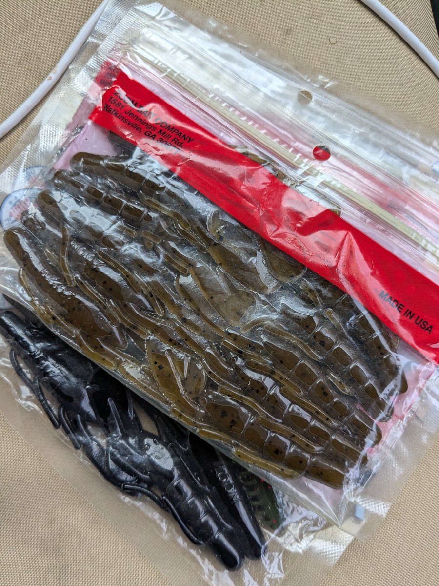 turix2fishing's tweet photo. ズームのウルトラバイブスピードクロー買ったら最初にやること
パッケージ内にワームをきれいに並べ直す https://t.co/dtDOyBaZRK