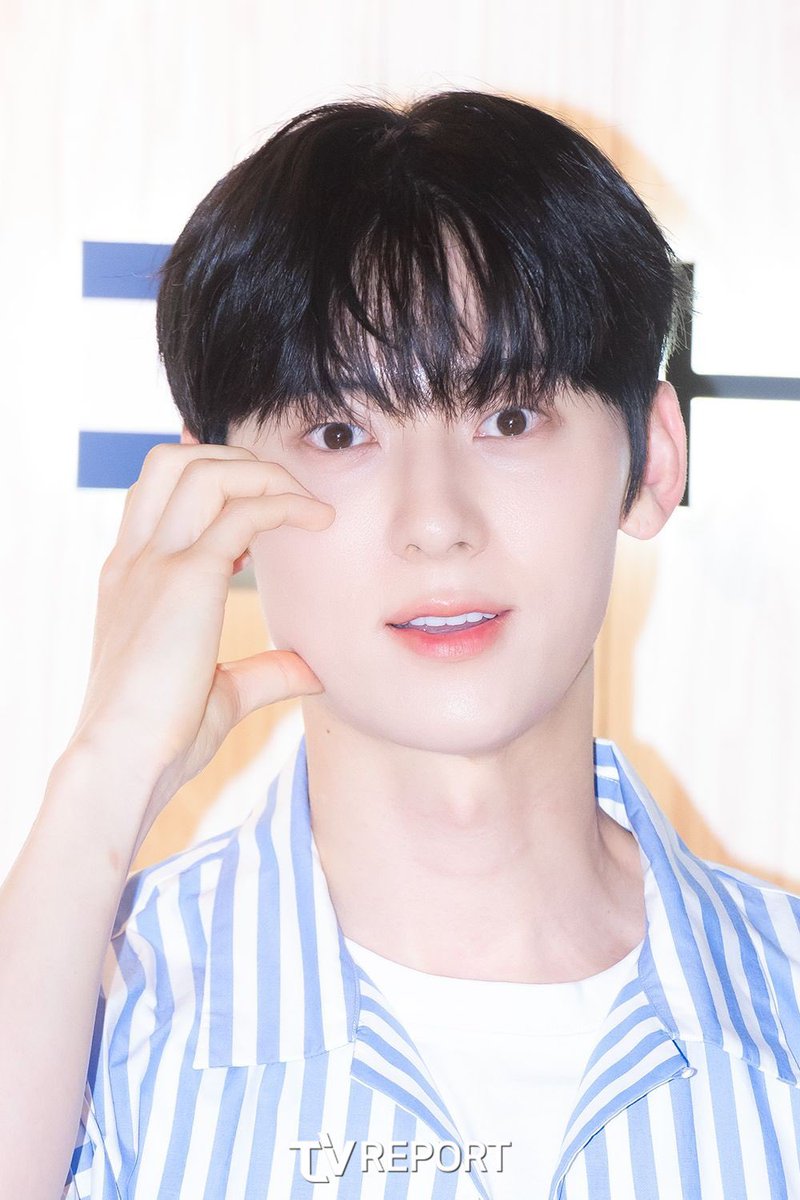 hwang2do's tweet photo. 아니 순한 개냥이눈에서
워너원하신다고 독기도 주입하셨는지
다시 독기고양이 눈 되셨는데??ㅠㅠ
이렇게까지 백투더2017하실줄은… https://t.co/0Jcl7kiL2I
