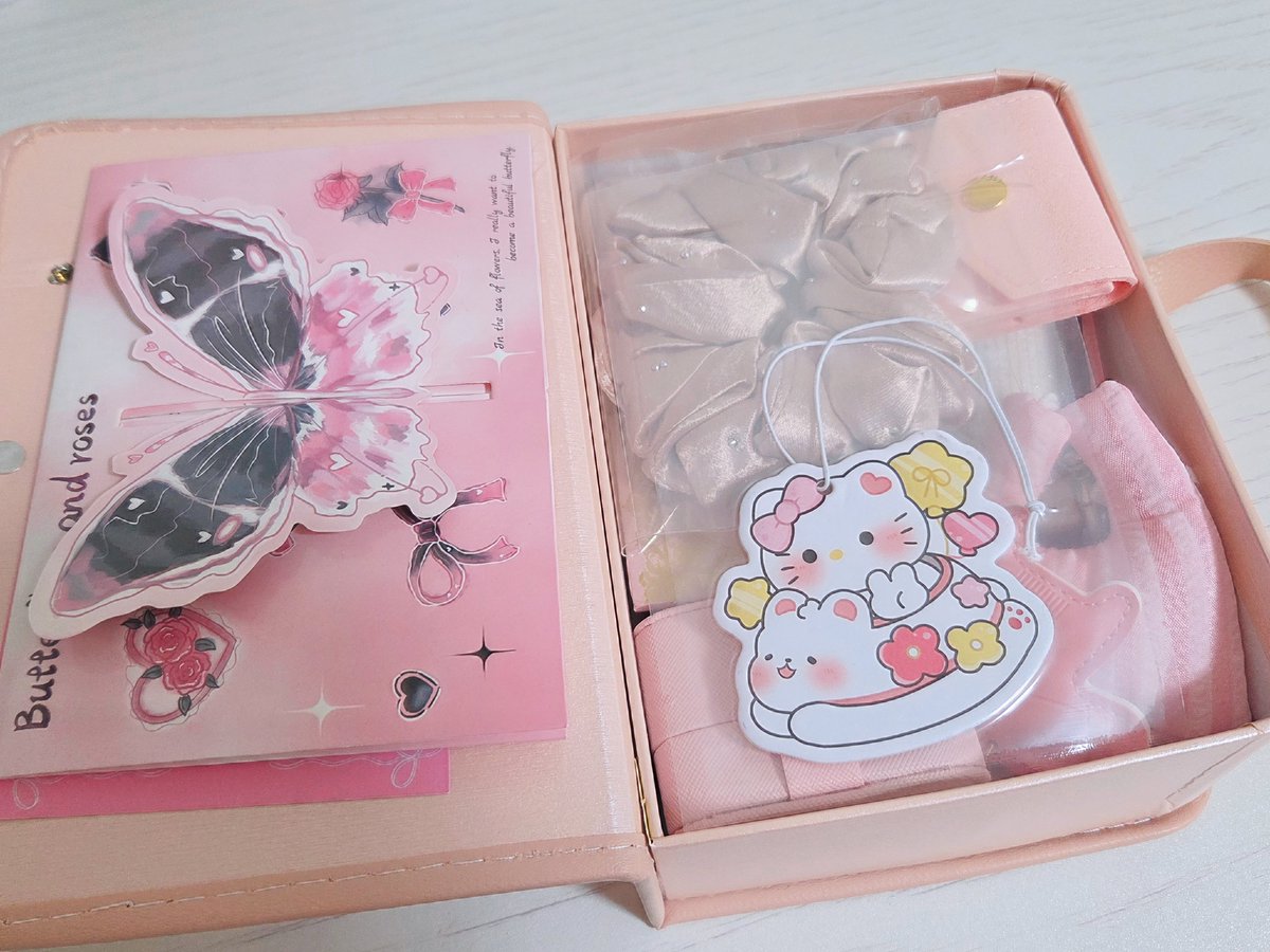 candyrscr's tweet photo. アメリカのジュエリーショップで買ったのが届いた！
何に使うか分かんないのもあるけどかわいいおまけもいっぱい付けてくれた！ https://t.co/mwnvNyEr4y
