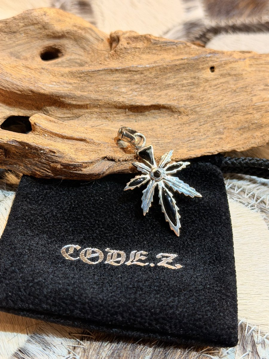 abomber_shoubu's tweet photo. 以前買ったチェーンにトップを足したくてとCODE.Zのガンジャトップをお迎えしてくれました!ありがとうございます😊#codez #シルバーアクセサリー https://t.co/qIoYqVH9ZH