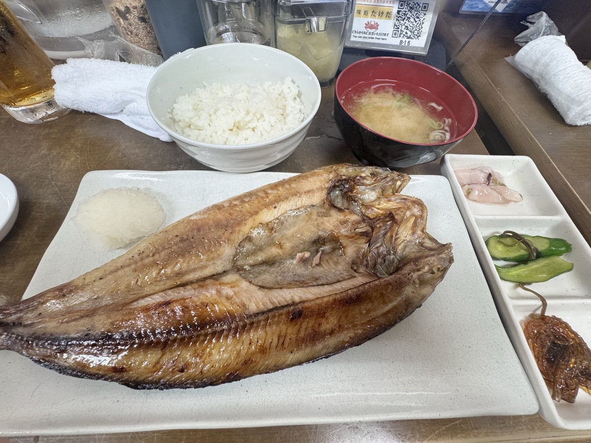 btaro0101's tweet photo. 2回目の訪問
真ほっけ定食と八角刺身
をビールでグイッと💦
＃三角市場
＃市場食堂味処たけだ
＃八角刺身 https://t.co/NtjP5cg12z