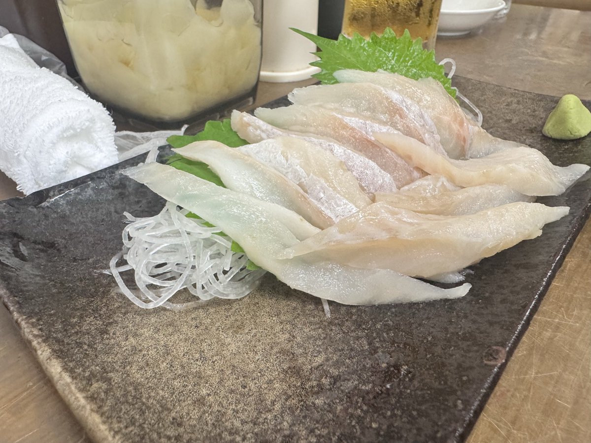 btaro0101's tweet photo. 2回目の訪問
真ほっけ定食と八角刺身
をビールでグイッと💦
＃三角市場
＃市場食堂味処たけだ
＃八角刺身 https://t.co/NtjP5cg12z