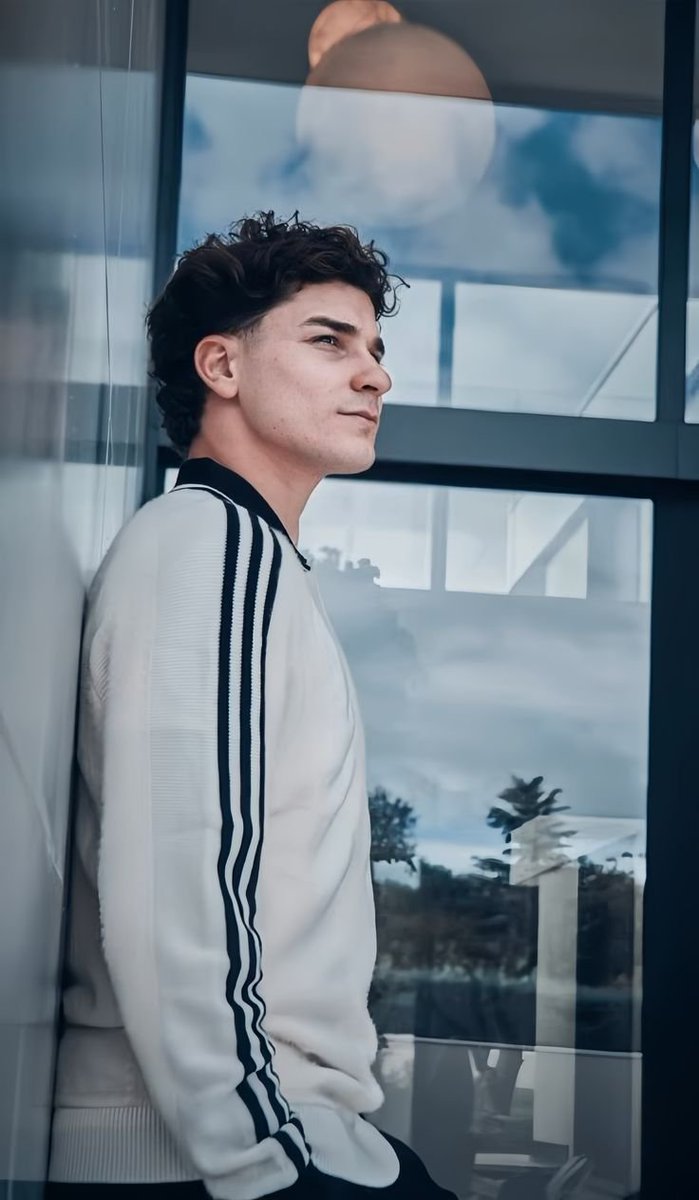 ilovetrabas's tweet photo. —AU #Julienzo !! LADRØN 🥷

ENZO un ratero intentando escapar de la policia tocando puertas para que algun ser de luz le salve la vida 

O

Julian siendo un buen samaritano y abriendole la puerta a un desconocido preocupandose de que sea una persona que pase hambre. https://t.co/NvLjCsuz1J