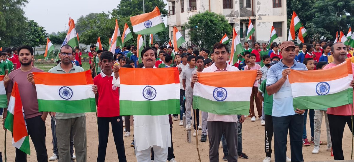 JAmbedkarnagar's tweet photo. Today at 5:30 AM, as part of the Har Ghar Tiranga campaign, the students of JNV, Ambedkar Nagar, UP, participated in an early morning Tiranga Rally, proudly carrying the National Flag and spreading the message of patriotism, unity, and respect for our nation.
#HarGharTiranga #JNV https://t.co/IdS4vkAGh9