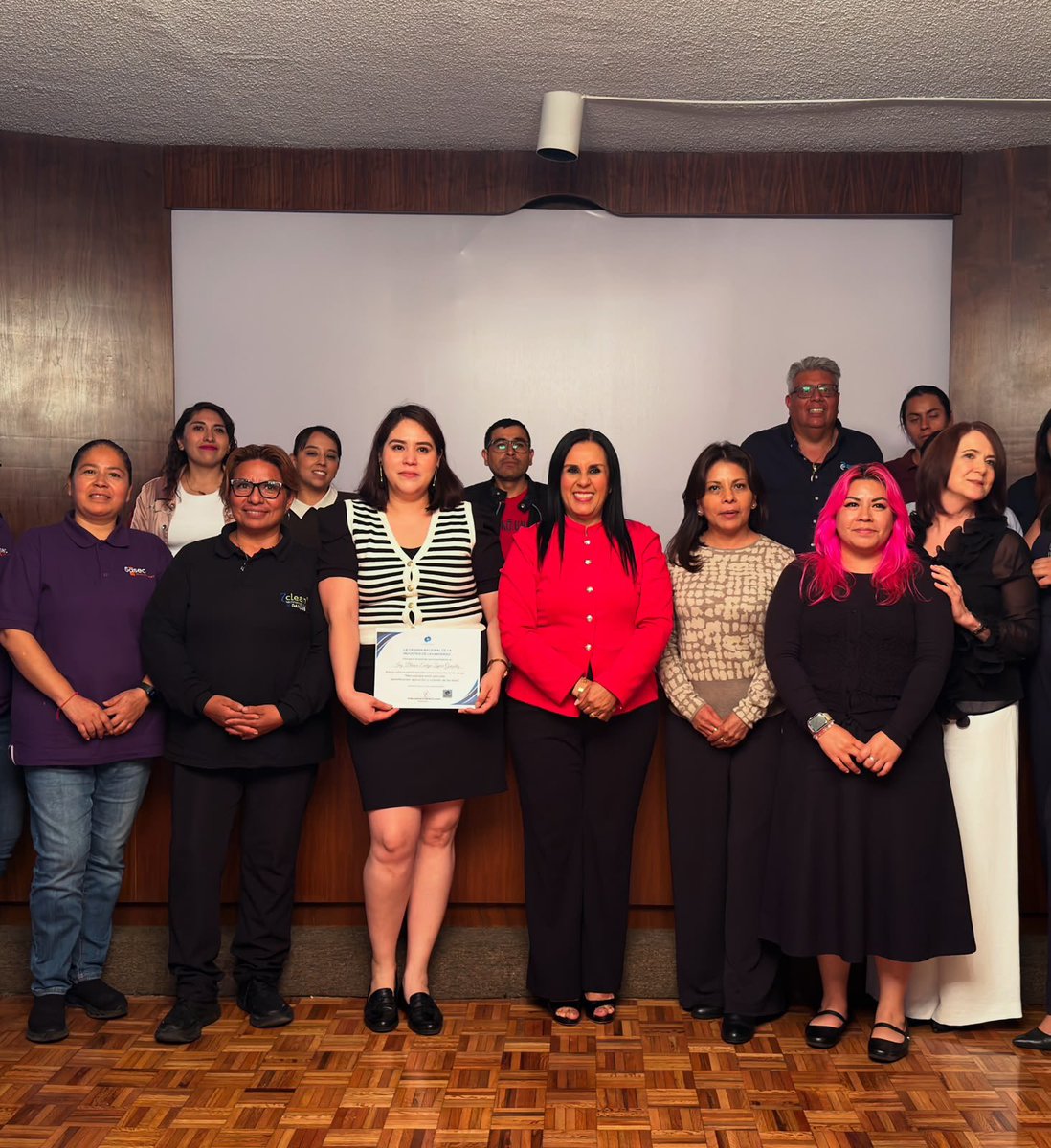 marcesmuro's tweet photo. Inicia una gran alianza! Agradezco a Rafael Torre presidente de la @CANAINTEX_MX y a su directora Abril Appel por hacer posible el Curso de Merceología Textil Aplicada  impartido para los afiliados a la @CANALAVA y por los detalles que tuvieron con los asistentes! https://t.co/9MwXtSFyOa