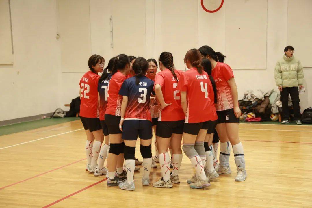 itz_iszly's tweet photo. [ Our campus Volleyball Club’s friendly match with the Foreign Language Dept is THIS Friday at 4pm on the main playground! Come cheer for us u0026 grab free post-match snacks ]， https://t.co/VGeh8n2FO9