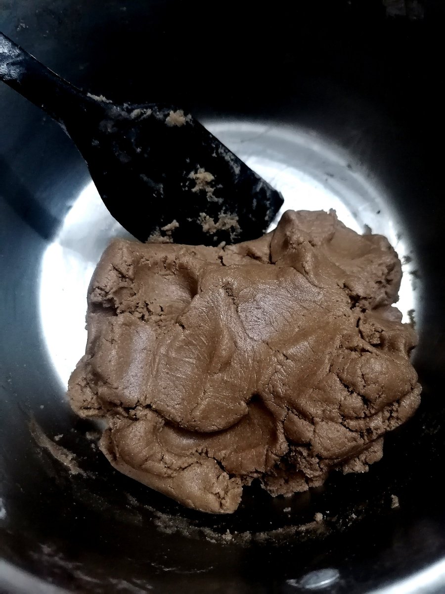 3efurka's tweet photo. Just pulled these warm, crumbly chocolate chip cookies out of the oven — the smell alone just made my whole week!  Baking never gets old, does it https://t.co/XHIrcVaMW8