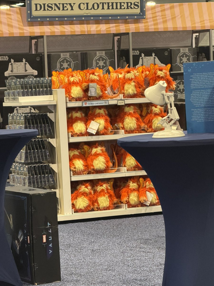 sebasmjjj's tweet photo. Primer vistazo a Fuzzball, el peluche interactivo de Captain EO con sonidos auténticos presentado por Disney. 

Próximamente estará disponible en la web oficial de Disney Store a un precio de $54.99 dólares. 

📷 .@mkgenie
📰 .@conlospiesluna 

#MichaelJackson https://t.co/CgwePaD9kg