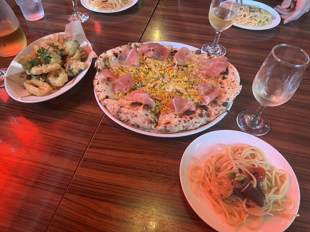 yuckinchan's tweet photo. とうもろこしのピザ
レモンパスタ
カラマリフリット
白ワイン
うまうま٩( 'ω' )و
ごちそうさまでした‼️ https://t.co/X0tfx55vLZ