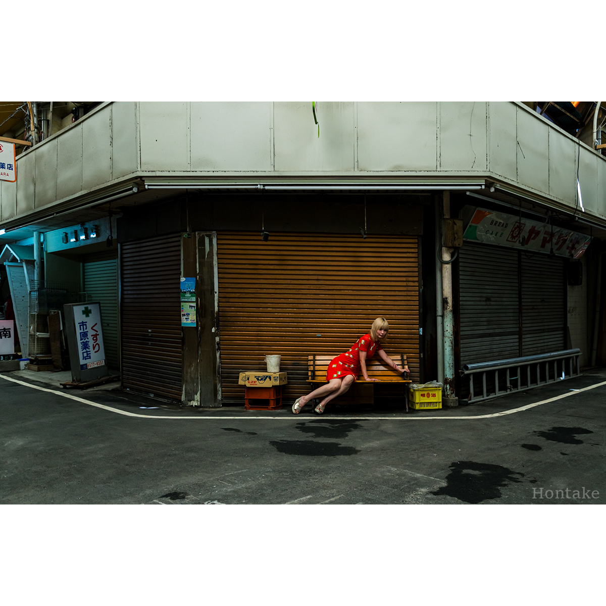 hon_take's tweet photo. 赤ワンピの主人公感

写真モデル被写体様募集しております  お互いイメージ合えば撮影しましょう（相互無償）
 #ポートレート #モデル募集 #被写体募集 #関西 #兵庫 #神戸 #大阪 #ペンタックス #街ポートレート #レトロ https://t.co/mRhqqBZMQC