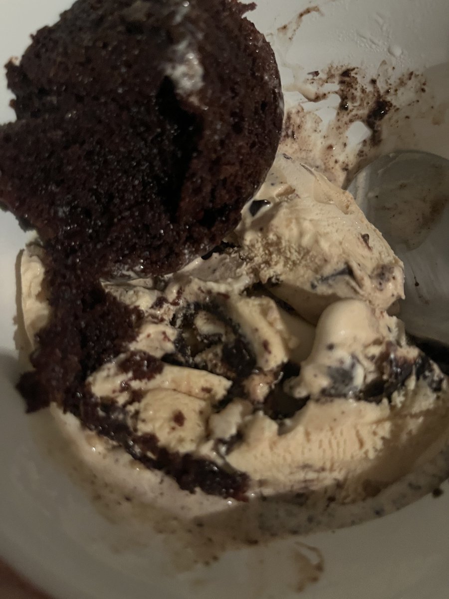 67beers's tweet photo. #nuked chocolate muffin with smores ben n jerry #gettingfat https://t.co/lIysAspR26
