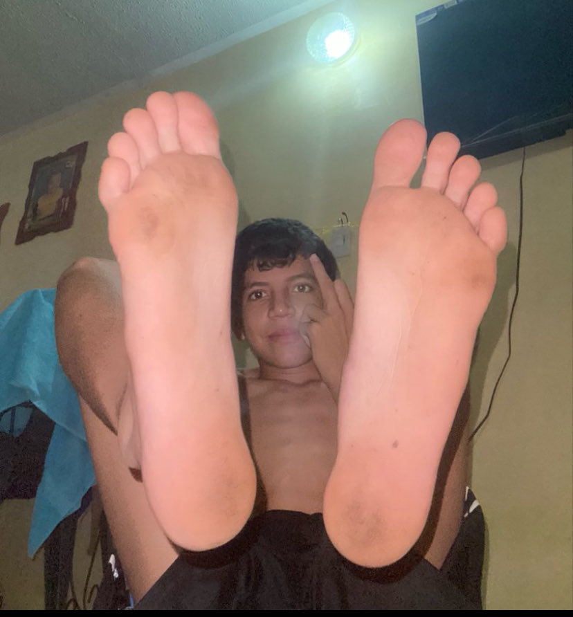 Jesusn0cn's tweet photo. Come and serve your king with his beautiful stinky feet🤑🤢🤮 https://t.co/NaeMgFQdMI
