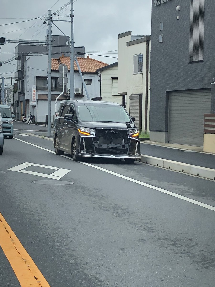 ShadowRescue1's tweet photo. ヴェルファイアの水没車
フロントバンパーとナンバー無くなってる https://t.co/9ZhO3dS8Oh