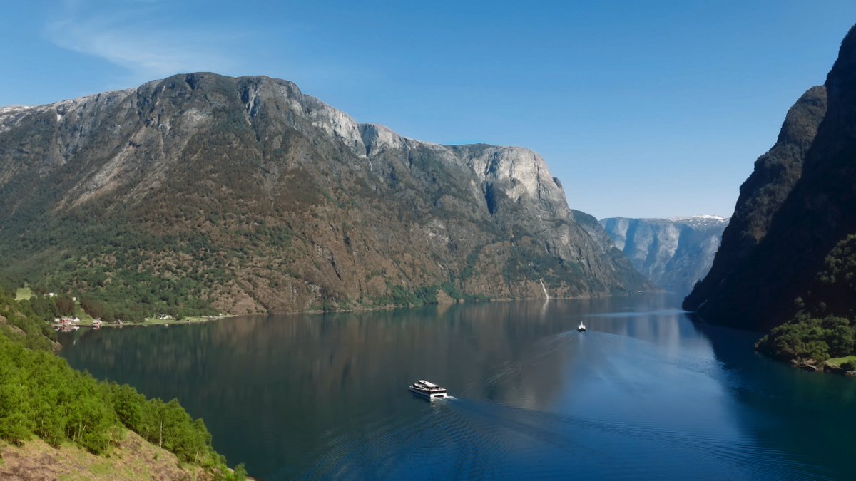 heritage_TBS's tweet photo. 今週は #北欧 の絶景～西ノルウェーのフィヨルド群
氷河が刻んだ断崖と滝が織りなす壮大な景観、その圧倒的な美しさを誇るフィヨルドを巡ります
今回夏と冬両方のフィヨルドをご紹介。船と列車を乗り継いで麓の集落に到着。そこにはフィヨルドの景観を守るため集落にたった一人で暮らす住人がいました https://t.co/zGAivdSgzx