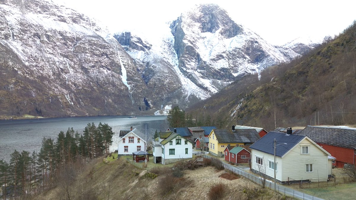 heritage_TBS's tweet photo. 今週は #北欧 の絶景～西ノルウェーのフィヨルド群
氷河が刻んだ断崖と滝が織りなす壮大な景観、その圧倒的な美しさを誇るフィヨルドを巡ります
今回夏と冬両方のフィヨルドをご紹介。船と列車を乗り継いで麓の集落に到着。そこにはフィヨルドの景観を守るため集落にたった一人で暮らす住人がいました https://t.co/zGAivdSgzx