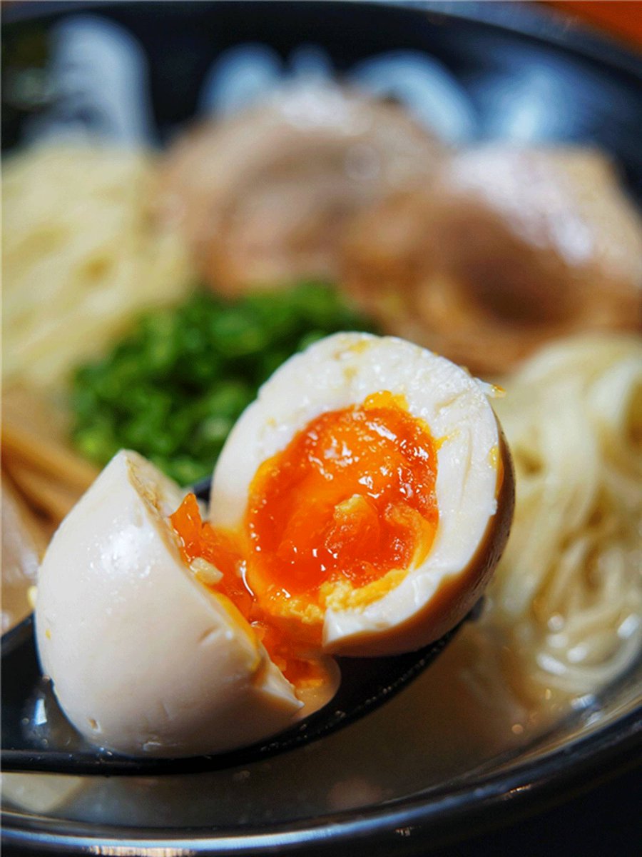 tomybade's tweet photo. [深夜饿到挠墙？来碗温乎的豚骨拉面吧，筋道面条裹着浓汤，汤面上卧着溏心蛋，咬开爆汁的瞬间，一天的累都化了]， https://t.co/urmiAIrFzT