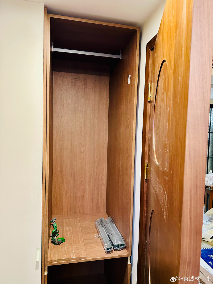 heiro_07's tweet photo. Neighborly win! My new doorstop made of upcycled wooden pallets is a hit with everyone on the floor—great for holding packages and quick to borrow if you forget your keys! https://t.co/xospS53Q8D