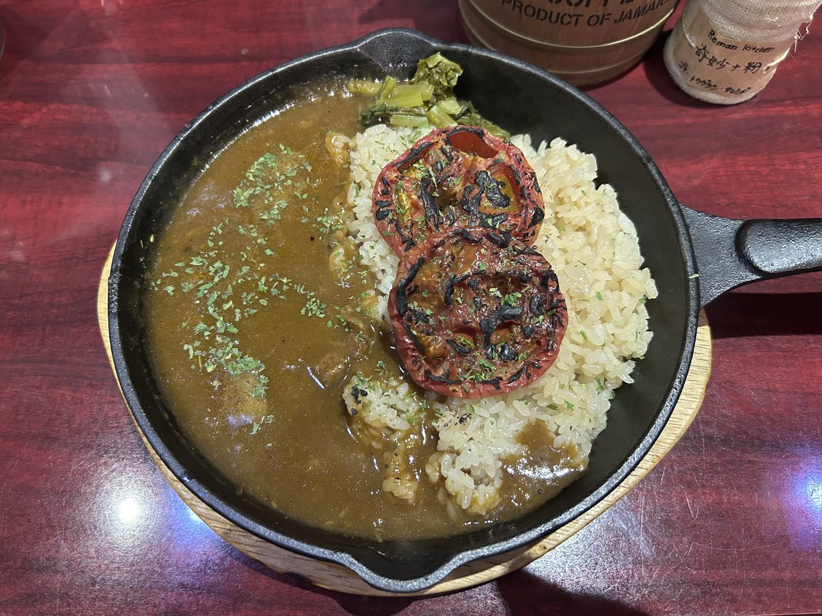 stardealer_313's tweet photo. オタクの聖地まで行って入った店の名は“冒険香るRomanKitchen" 頼んだメニューは"小さな太陽" 牛すじカレーの上にドライトマトがのってる 辛くて美味しい🤤 変な粉も置いてあったけどカレーが辛いからかけても違いがよくわからんかった😅 https://t.co/CSFdlmRjTE