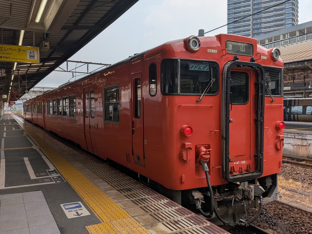 cycle_kobby's tweet photo. 岡山駅、ずっと見ていられる。
いしづち×しおかぜ、桃太郎線気動車、うらら。 https://t.co/CyKgkkq3jt