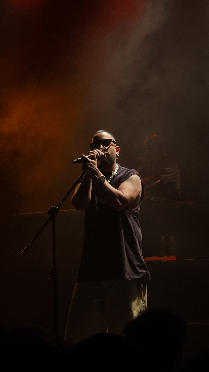 rafaelcostagg's tweet photo. Mais um show espetacular e mais um lançamento de disco que eu tenho a sorte de conseguir colar.

Você é o mais pica, padrinho! @fbctadoido https://t.co/KIaGJ19uks