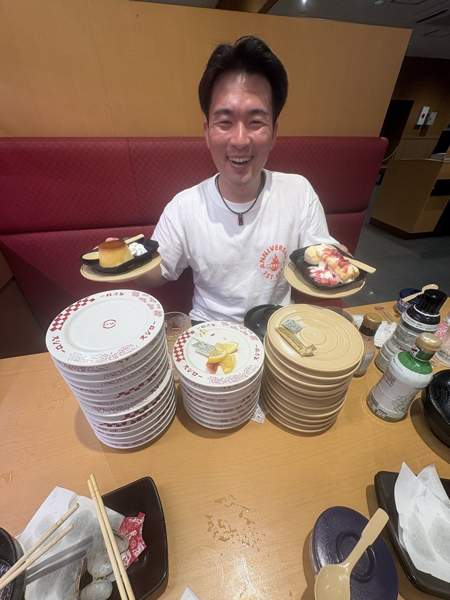 GoodPlus_'s tweet photo. スシロー最高🍣✨

25歳・GoodPlusの愛されキャラ
ゴージャス鈴木、今日も食べまくる‼️

若さと食欲は無限大😂
果たして何皿いくのか…！？🔥

#スシロー #ゴージャス鈴木 #GoodPlus #爆食い #25歳の食欲 https://t.co/hMODEz8awT