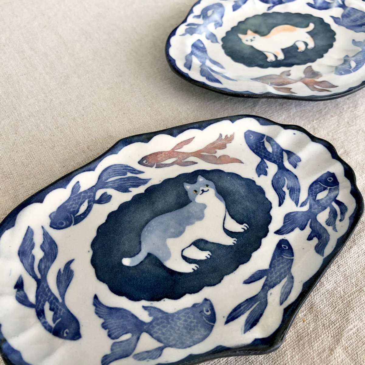 猫と金魚の小皿 ひらひらと泳ぐ金魚を見つめる猫たちのお皿です🐈🐈‍⬛