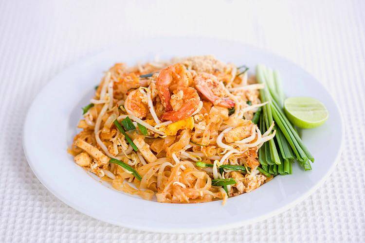 munib64129343's tweet photo. Craving vibrant Thai flavors Pad Thai with crispy tofu, fresh lime, and crushed peanuts hits different tonight—street food magic in every bite. ， https://t.co/tDV8UAn1VV