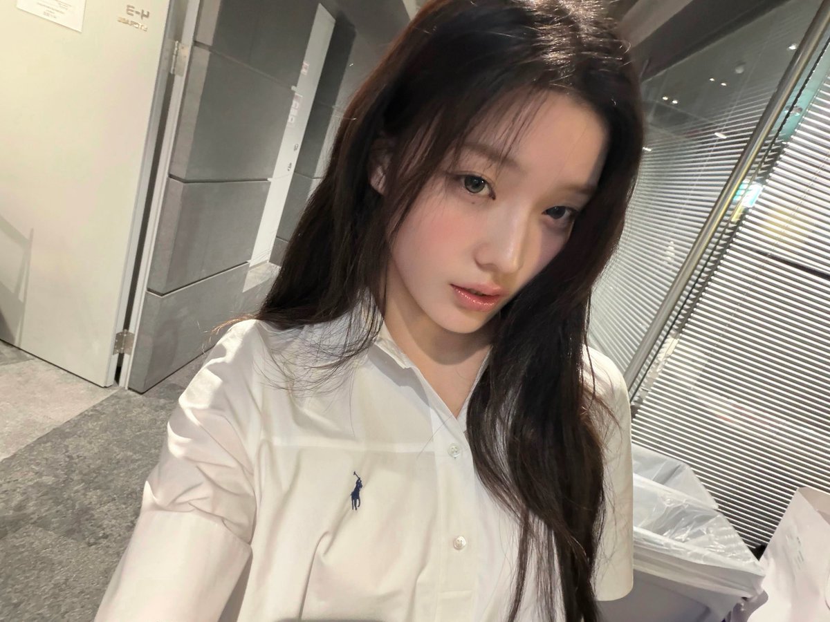rongvolution's tweet photo. 털썩,……… https://t.co/UjW3qIwiwc