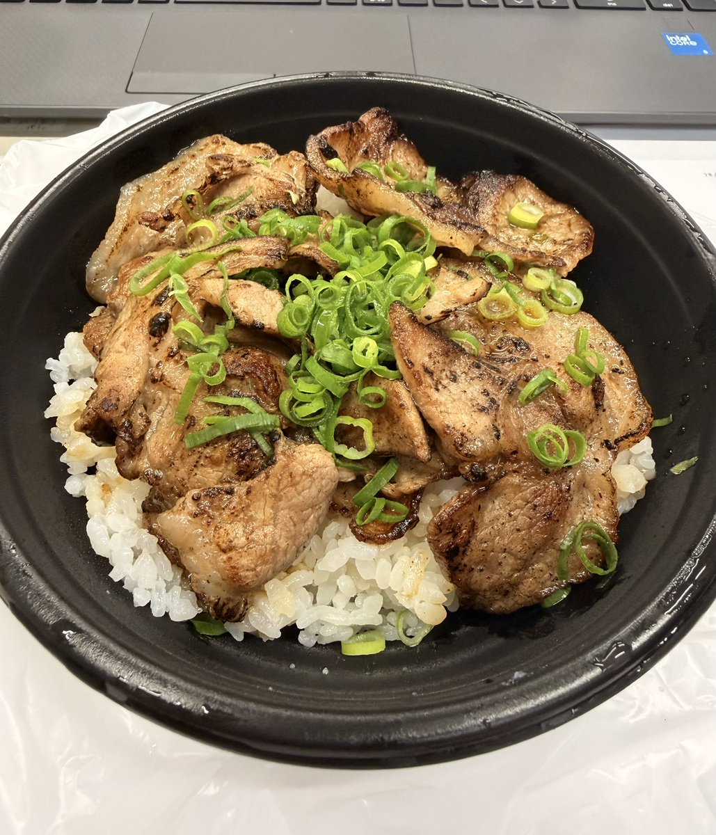 slotclubNUSHI's tweet photo. 今日から③日間店舗敷地内にケータリング登場！炙り豚丼😋お口直しはレモネードを流しこむ🍋サイコー https://t.co/29PfgaS2MW