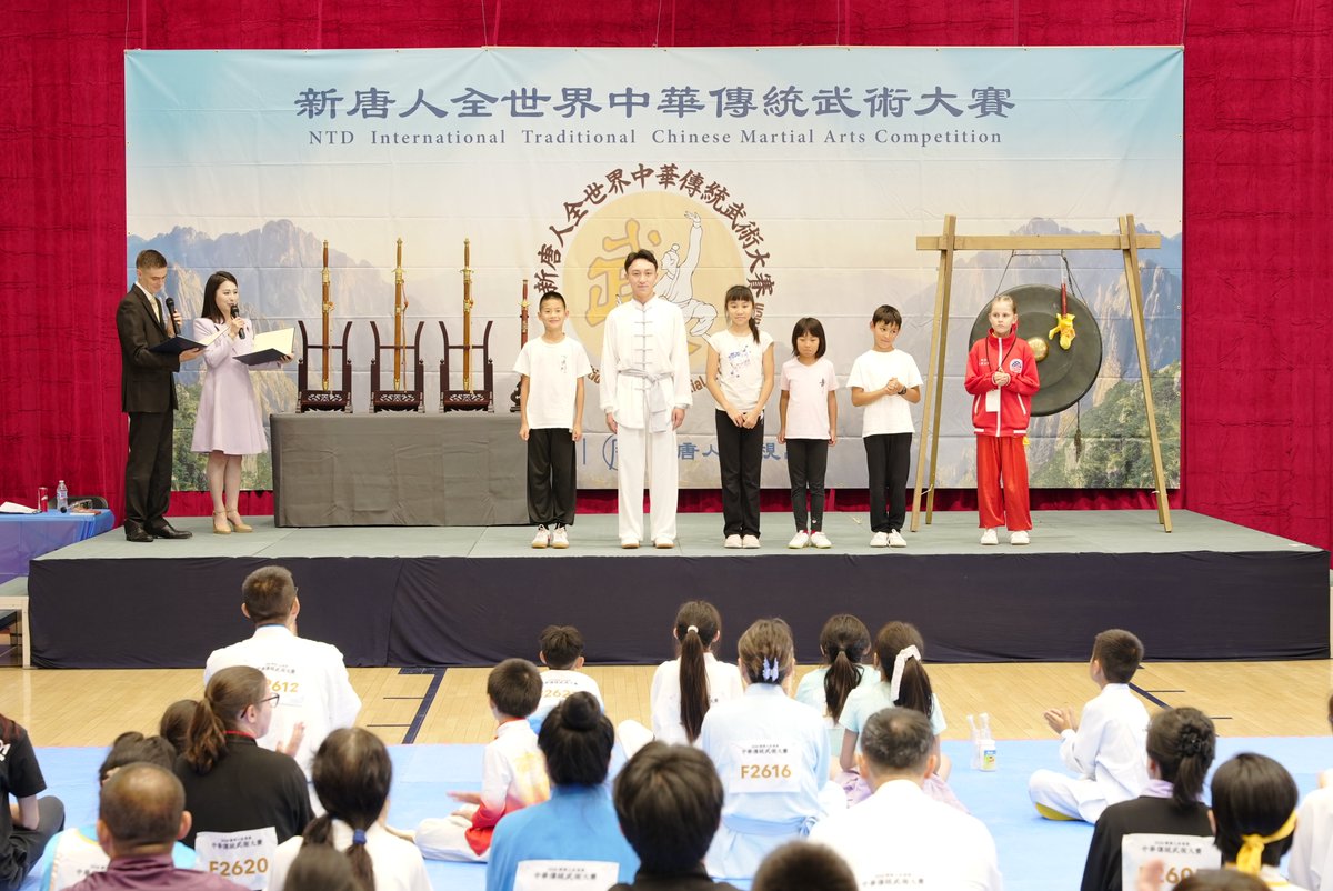 ntdcompetition1's tweet photo. 🥋 第九屆新唐人全世界中華傳統武術大賽在紐約開幕！

🇺🇸 8月13日，75位來自8個國家的選手齊聚曼哈頓上東城，展開精彩角逐！首日進行少年、女子及男子組拳術與器械初賽，最終60位選手晉級複賽🏆

評委主席李有甫表示：

💬「我非常高興現在有這麼多人喜歡傳統武術，有這種熱情，就這一點就讓我歡喜。」

他勉勵選手：
💬「『武德』就是『信因果、明善惡』，『武德』就是『見善不欺、見惡不懼』……沒有『武德』就不是傳統武術，就不是真功夫。」

✨ 傳承武術精神，弘揚中華武德！

👉 詳情請點擊：
📰 大紀元： https://t.co/wA512depMp

#新唐人武術大賽 #傳統武術 #武德 #KungFu #MartialArts #NewYork