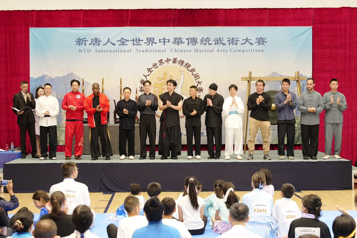 ntdcompetition1's tweet photo. 🥋 第九屆新唐人全世界中華傳統武術大賽在紐約開幕！

🇺🇸 8月13日，75位來自8個國家的選手齊聚曼哈頓上東城，展開精彩角逐！首日進行少年、女子及男子組拳術與器械初賽，最終60位選手晉級複賽🏆

評委主席李有甫表示：

💬「我非常高興現在有這麼多人喜歡傳統武術，有這種熱情，就這一點就讓我歡喜。」

他勉勵選手：
💬「『武德』就是『信因果、明善惡』，『武德』就是『見善不欺、見惡不懼』……沒有『武德』就不是傳統武術，就不是真功夫。」

✨ 傳承武術精神，弘揚中華武德！

👉 詳情請點擊：
📰 大紀元： https://t.co/wA512depMp

#新唐人武術大賽 #傳統武術 #武德 #KungFu #MartialArts #NewYork