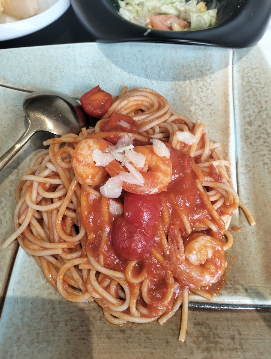 meredith_kraina's tweet photo. Enjoying a cozy weekday dinner: homemade tomato pasta with fresh basil and a glass of iced lemon tea , simple but so comforting! https://t.co/WsvXCvjfC4