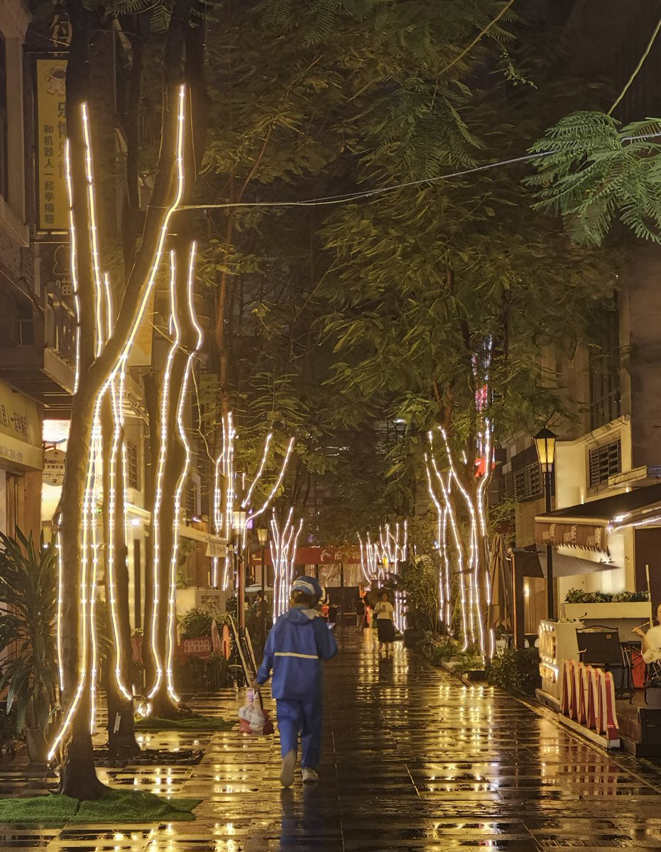 Berber_Fan111's tweet photo. Quick snap of a rainy street corner—café lights glowing, someone rushing home with a crumpled umbrella. Small city vibes hit different. https://t.co/9KojbTMfN6