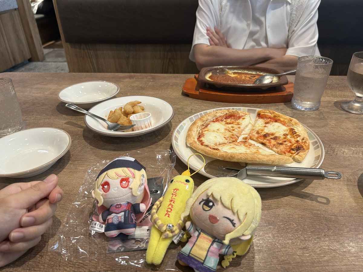 ASDsyndrome's tweet photo. よく分からないメンツでご飯食べてる https://t.co/Fqkg1jPvHi