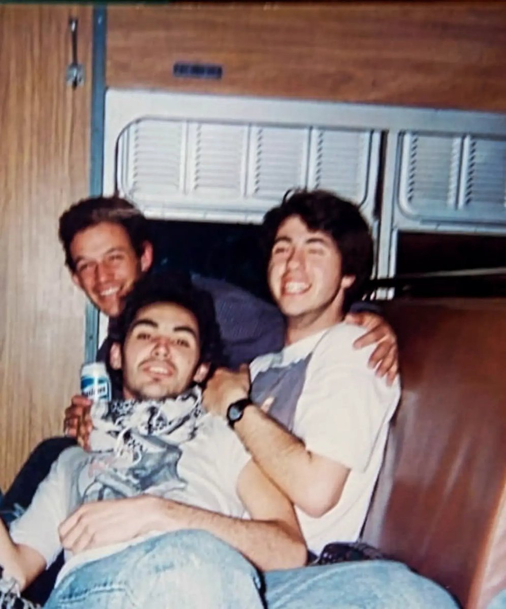 losredo_enfotos's tweet photo. Go! Mar del Plata 1994. Estuvieron ahí? 

Hace 32 años, Los Redondos tocaban por primera vez en Go! de Mar del Plata (hoy @plazadelamusicamdp) y lo hacían con tres presentaciones consecutivas, las noches del 12, 13 y 14 de Agosto. Shows recordados por las nuevas y grandes versiones de temas inéditos que integraron la lista de canciones aquellas noches.
La banda volvería a Go! dos veces más, en 1995 (3 shows) y la última sería en 1996 (3 shows) donde alcanzarían a realizar un total de 9 conciertos en dicho lugar. 

Fotos 
1 grana_tops
2 Afiche por Rocambole
3 Desconocido
4 Los pibes yendo en tren a Mar del Plata, imagen de Emiliano Puñales
5 grana_tops 
6 y 7 imagen del Diario La Capital de Mar del Plata 
8 Claudio Pulero