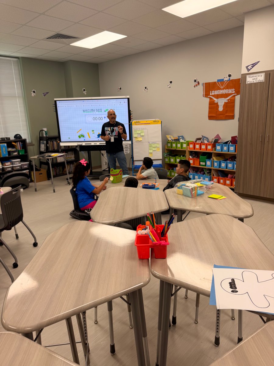 MSE_Astronauts's tweet photo. Maestro Aguilar did a cosmic job incorporating talking chips into his lesson! Scholars were engaged in academic discourse! #FailureIsNotAnOption #MissionElementary #TalkingChips #Maestro https://t.co/8E9qAVUr5m