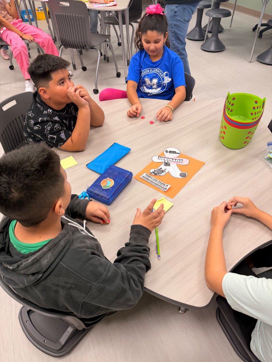MSE_Astronauts's tweet photo. Maestro Aguilar did a cosmic job incorporating talking chips into his lesson! Scholars were engaged in academic discourse! #FailureIsNotAnOption #MissionElementary #TalkingChips #Maestro https://t.co/8E9qAVUr5m