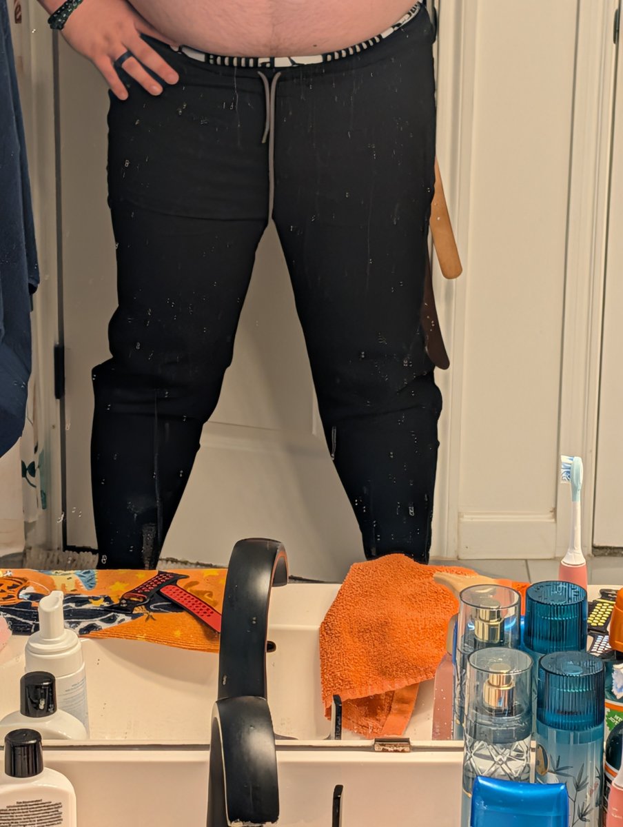 young_thegiant's tweet photo. MY FUCKING THIGHS ARE SO BIG THAT HAREM PANTS JUST LOOK LIKE LEGGINGS WTF https://t.co/O52KjAXlc2
