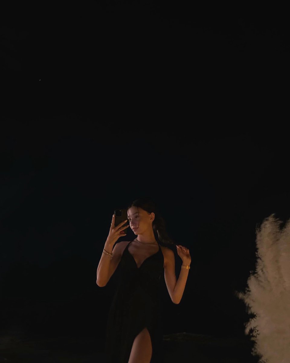 Emilykiss77's tweet photo. Tonight, would you rather look at the starry sky, or look at me? ✨ https://t.co/sJdLm38pqn