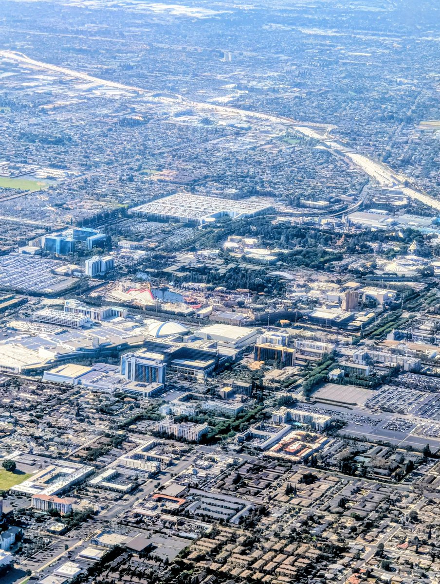 BeciMahnken's tweet photo. So..  the approach to SNA, the closest airport to Disneyland, is my favorite because of this view. 

It's amazing there is so much magic stuffed into one small square from just a few thousand feet! 

@Disneyland https://t.co/NPJs9orph5