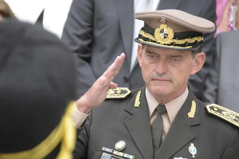 cambiaruru's tweet photo. LOS “ANTIMILICOS” DE CONVENIENCIA

Hay algo absolutamente fascinante en cierta izquierda uruguaya: dicen odiar a los militares, pero su amor por algunos uniformados parece depender de para qué lado apunta el uniforme.

El mejor ejemplo fue Seregni.

Sí, Seregni era militar. Y no cualquier militar: fue comandante de la Región Militar Nº 1 y tuvo responsabilidades durante la huelga del Frigorífico Nacional en 1968. 
Después, con una habilidad extraordinaria para la alquimia política, pasó de portar uniforme a convertirse en uno de los grandes símbolos de la izquierda democrática uruguaya.

El mensaje parecía ser:

“Milico malo… salvo que sea nuestro milico.”

Y ahora tenemos el capítulo más reciente de esta novela: Manini.

Durante años fue presentado desde la izquierda como el representante de todo aquello que supuestamente había que combatir. 
Pero cuando llegó el momento de hacer política y los votos empezaron a importar, las fronteras ideológicas comenzaron a volverse sospechosamente elásticas.

Y ahí aparece la pregunta incómoda:

¿CUÁNTO DURA EL ANTIMILITARISMO CUANDO HAY UNA BOLETA ELECTORAL DE POR MEDIO?

Porque parece que el problema nunca fue realmente el uniforme.

El problema era quién llevaba puesto el uniforme y de qué lado estaba.

Fidel Castro podía vestirse de comandante, acumular grados, construir un culto personal y gobernar con una estructura vertical durante décadas.

Seregni podía pasar de general a símbolo político de la izquierda.

Y Manini podía pasar de ser demonizado por unos a convertirse en interlocutor útil para otros.

Entonces uno empieza a sospechar que el famoso antimilitarismo tiene una letra chica:

“NO SE ACEPTAN MILITARES, SALVO EXCEPCIONES POLÍTICAMENTE CONVENIENTES.”

¡Qué casualidad!

Cuando el militar no sirve, es “el milico”.

Cuando sirve, es “el compañero”.

Cuando incomoda, es autoritarismo.

Cuando ayuda, es diálogo.

Cuando está enfrente, representa el pasado.

Cuando se acerca, mágicamente se convierte en una pieza del presente.

Eso no es antimilitarismo.

Eso es antimilitarismo selectivo, por conveniencia y con calculadora electoral en la mano.

Y lo más divertido es que después pretenden dar clases de coherencia política.

No muchachos…

SI EL UNIFORME ES EL PROBLEMA, ES EL PROBLEMA SIEMPRE.

Y si deja de serlo cuando el que lo lleva puede servir políticamente, entonces tengan la honestidad intelectual de admitirlo:

NO ODIAN AL MILICO.

ODIAN AL MILICO QUE NO PUEDEN UTILIZAR.