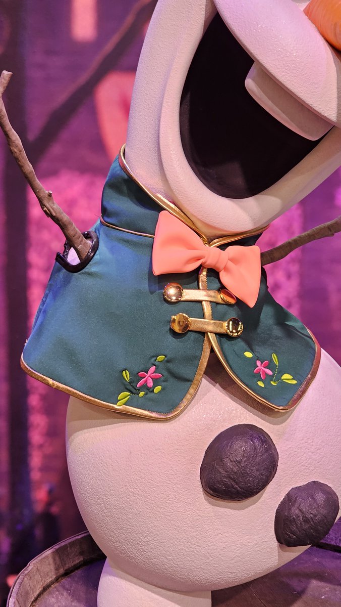 DrewDisneyDude's tweet photo. CLOSER LOOK AT OLAF’S FROZEN 3 OUTFIT AT D23 https://t.co/qOTkf02APB