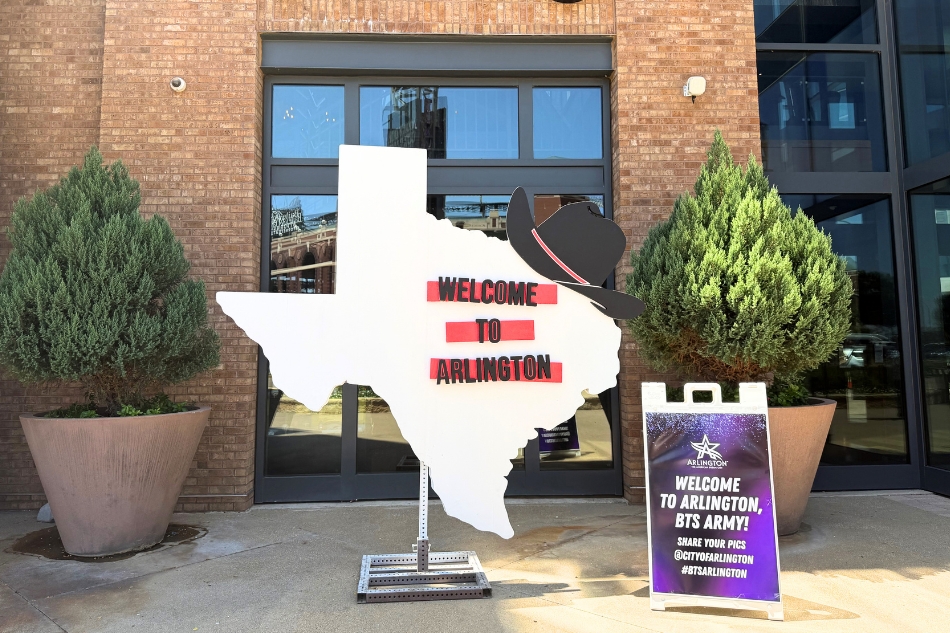 CityOfArlington's tweet photo. From Aug. 14-16, Arlington will light up purple to celebrate the Arirang Tour and welcome fans from across the globe. The City has created 7 photo ops across Downtown and the Entertainment District: https://t.co/cNk3ryCwKH

Share your pics with us @CityofArlington #BTSArlington https://t.co/7abbuvOlol