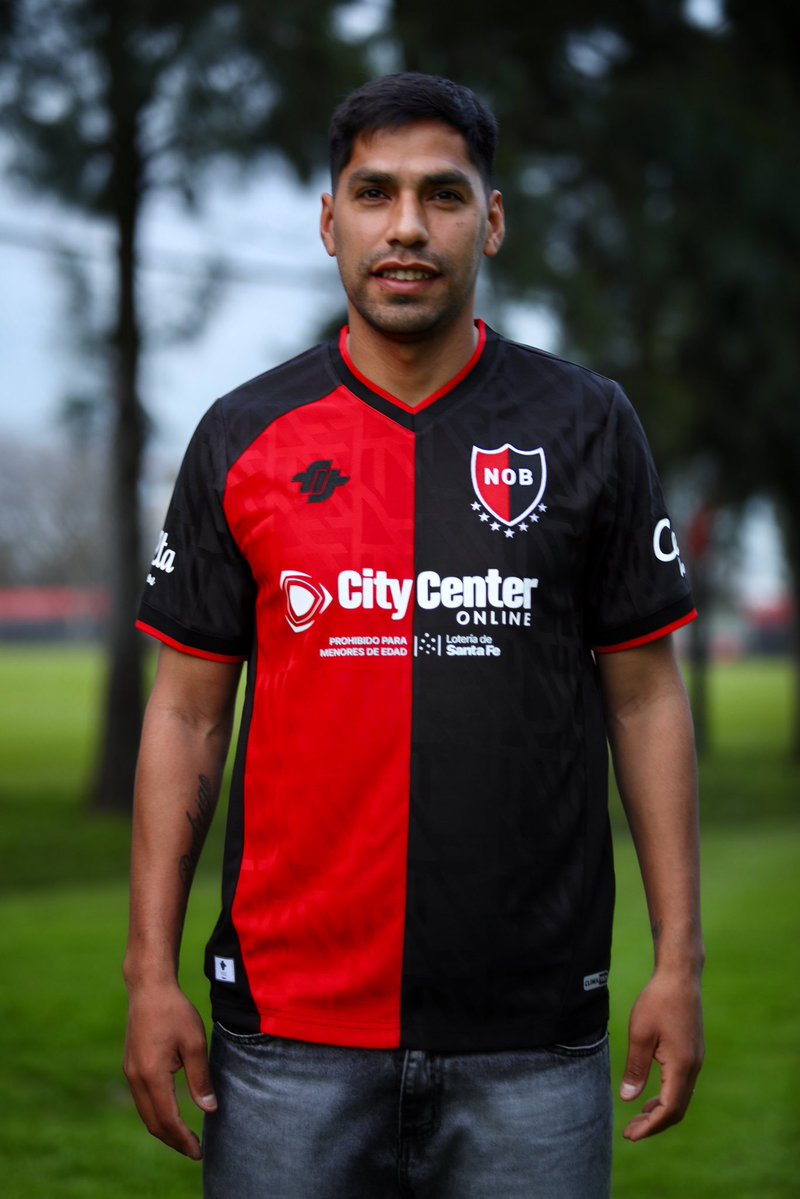 Newells's tweet photo. Primer día de Lucas Carrizo como Rojinegro. ¡Vamos con todo! 💪🏼

Bienvenido al Corazón de la ciudad ❤️🖤 https://t.co/kx04mfA7DU