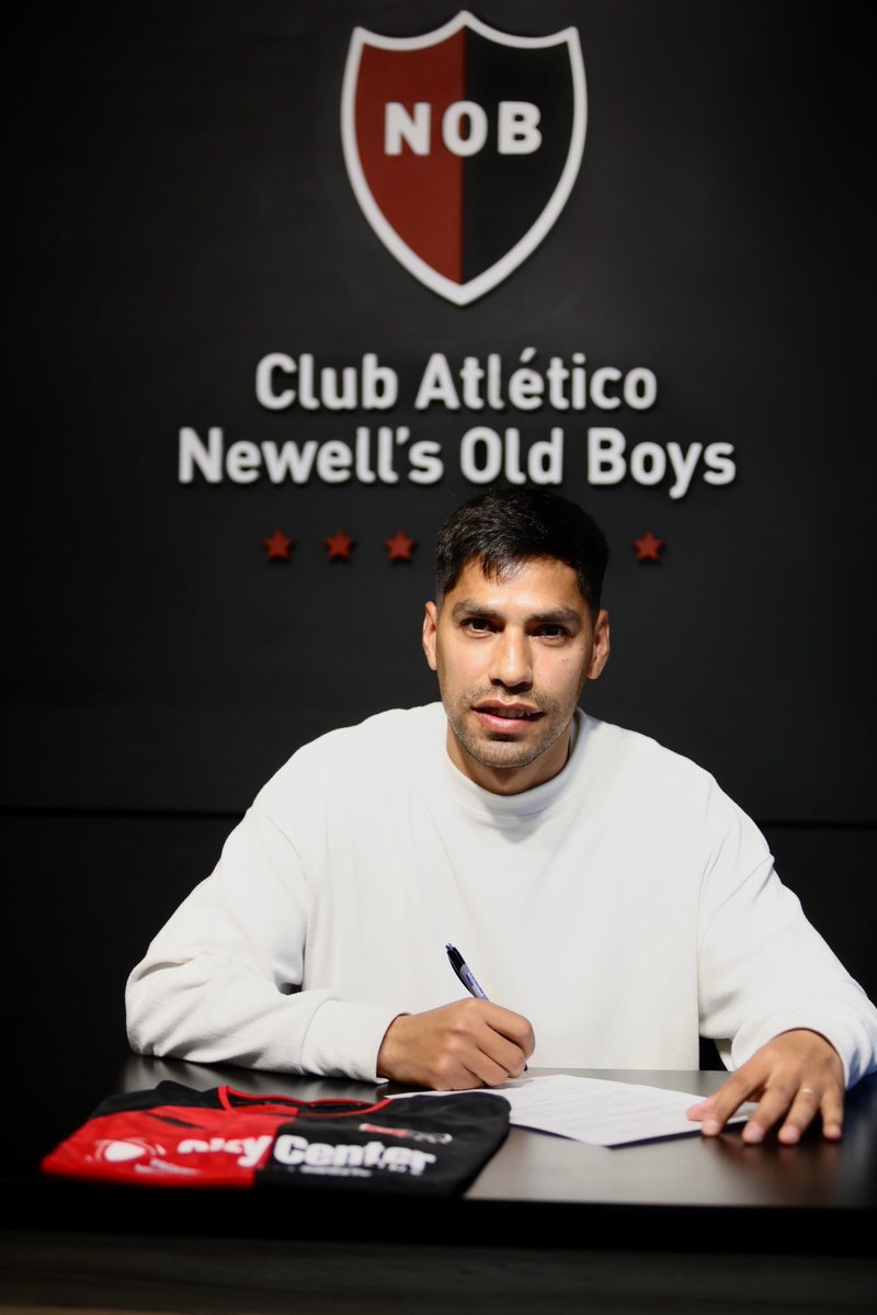Newells's tweet photo. Primer día de Lucas Carrizo como Rojinegro. ¡Vamos con todo! 💪🏼

Bienvenido al Corazón de la ciudad ❤️🖤 https://t.co/kx04mfA7DU